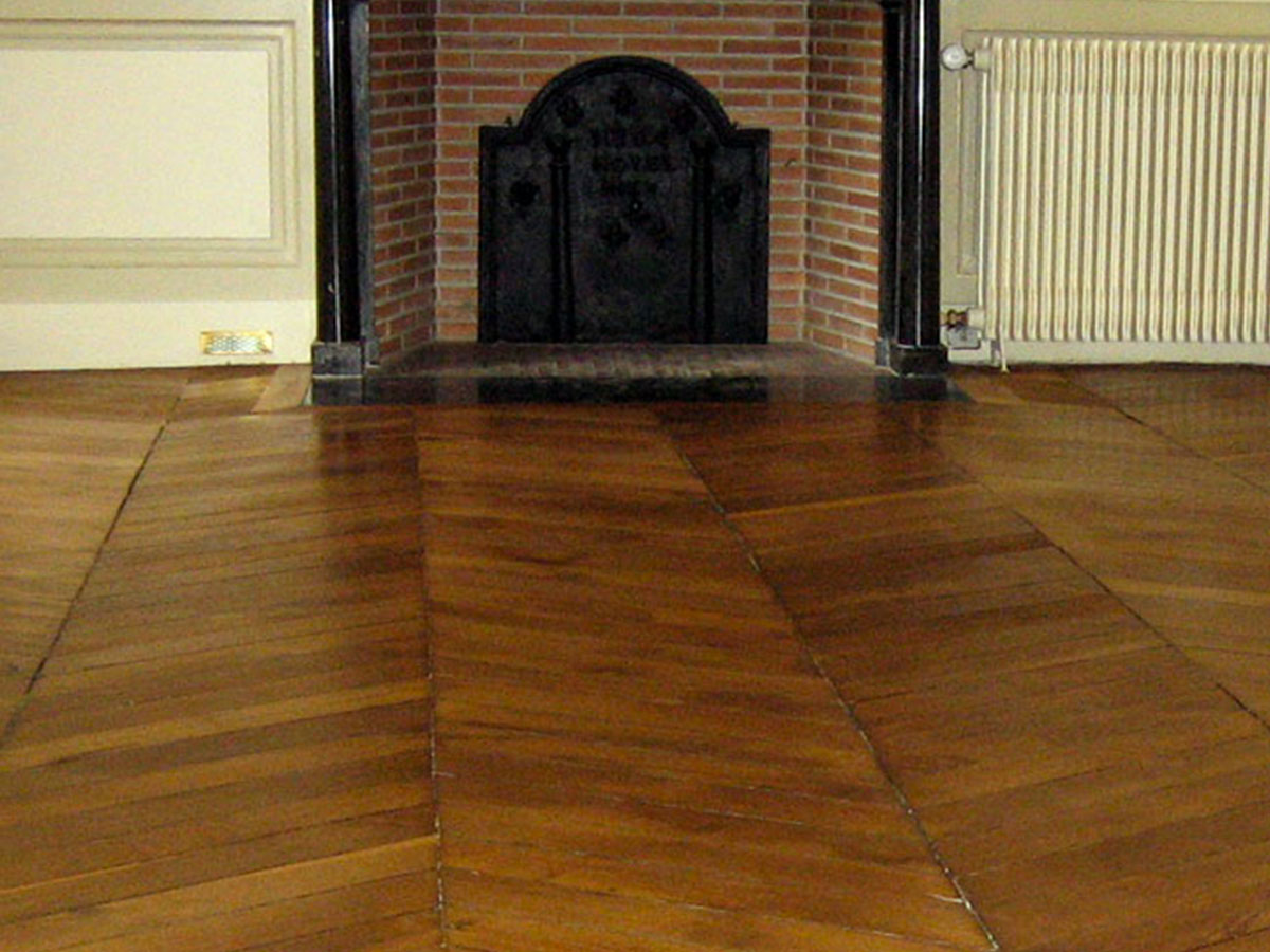 Mise de cire sur parquet ancien