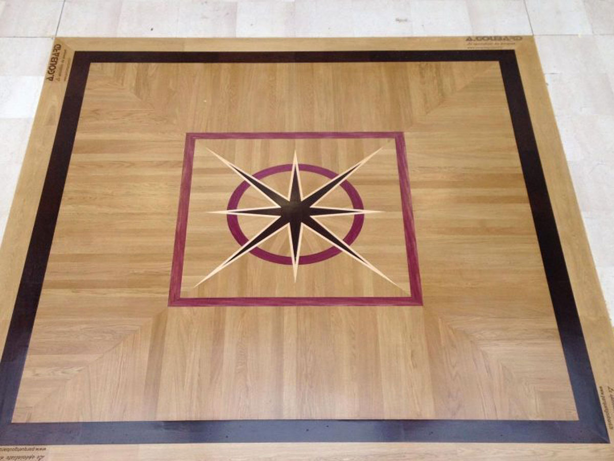 Pose d'un parquet flottant dans les Halles de Tours