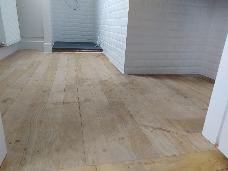 Pose de parquet dans une salle de bain