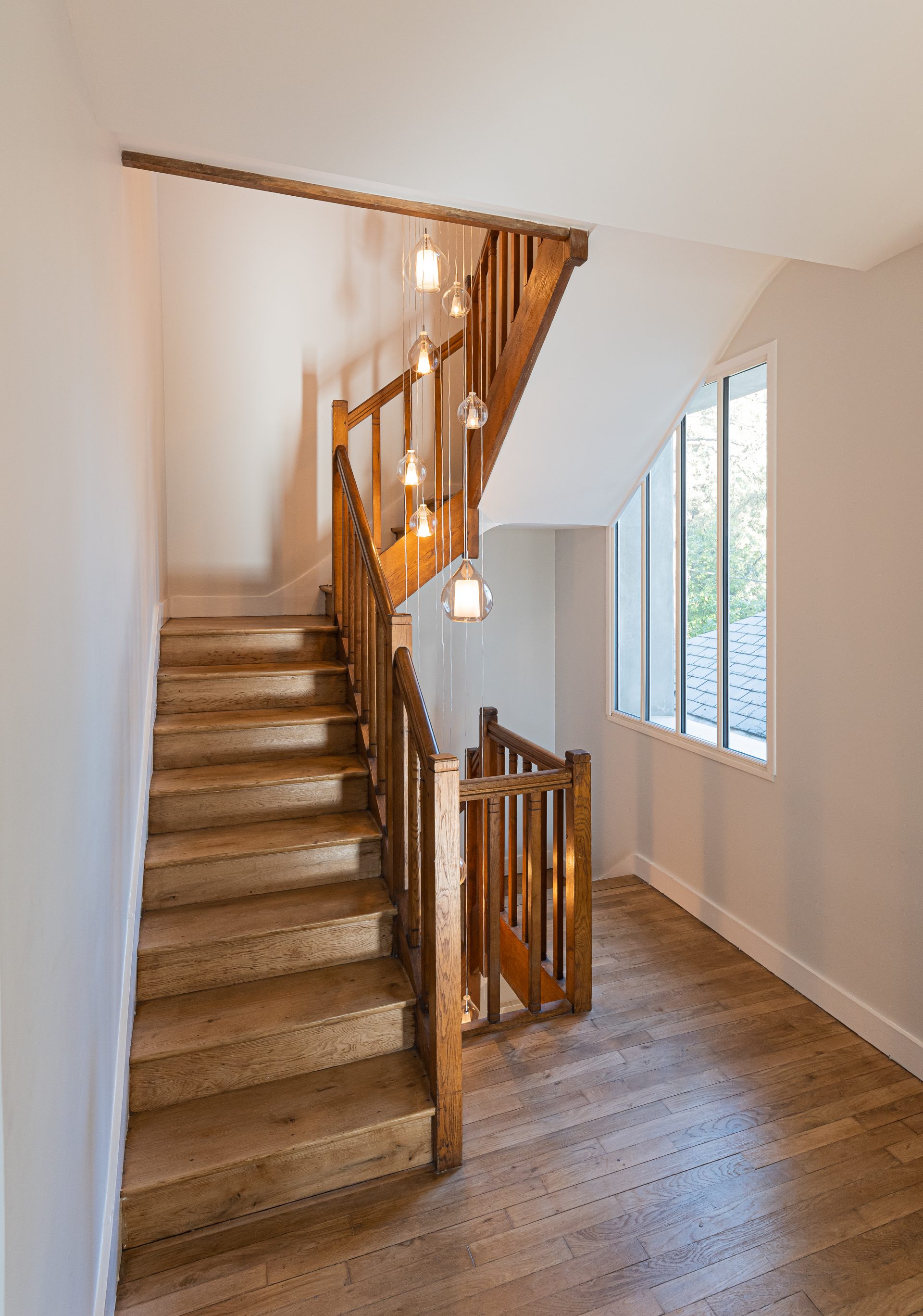 Pose de parquet dans une cage d'escalier